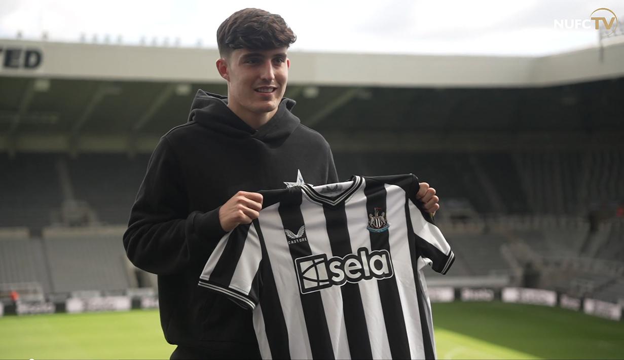 <p>Toni Livramento yang musim lalu jarang bermain membela Southampton akibat dibekap cedera, didatangkan Newcastle United setelah The Saints harus terdegradasi ke Championship. Ia didapatkan The Magpies dengan mahar 37,2 juta euro atau setara Rp625 miliar dengan durasi kontrak selama 5 tahun. (nufc.co.uk)</p>