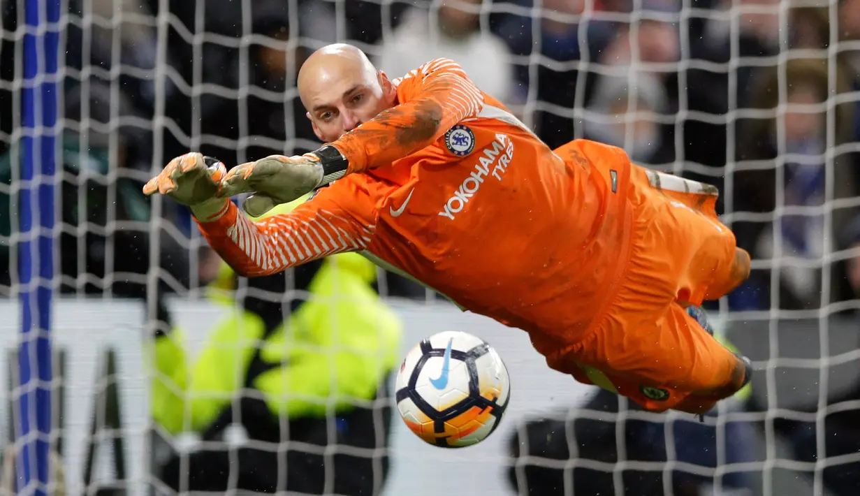 Kiper Chelsea, Willy Caballero menangkap bola saat adu penalti dengan Norwich City pada laga ulangan babak ketiga Piala FA di Stadion Stamford Bridge, Rabu (17/1). Chelsea melaju ke babak keempat Piala FA lewat kemenangan dramatis. (AP/Alastair Grant)