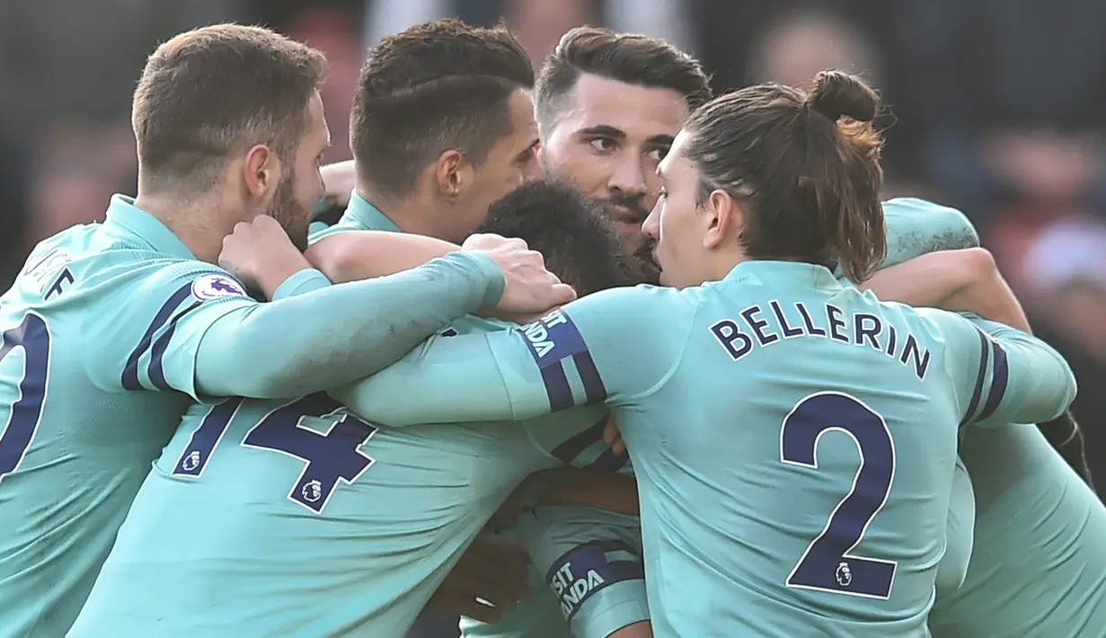 Selebrasi pemain Arsenal merayakan gol pembuka pada menit ke-30 lewat gol bunuh diri pemain Bournemouth, Jeffersn Lerma pada laga lanjutan Premier League yang berlangsung di stadion Dean Court, Inggris, Minggu (25/11).  Arsenal menang 2-1. (AFP/Glyn Kirk)