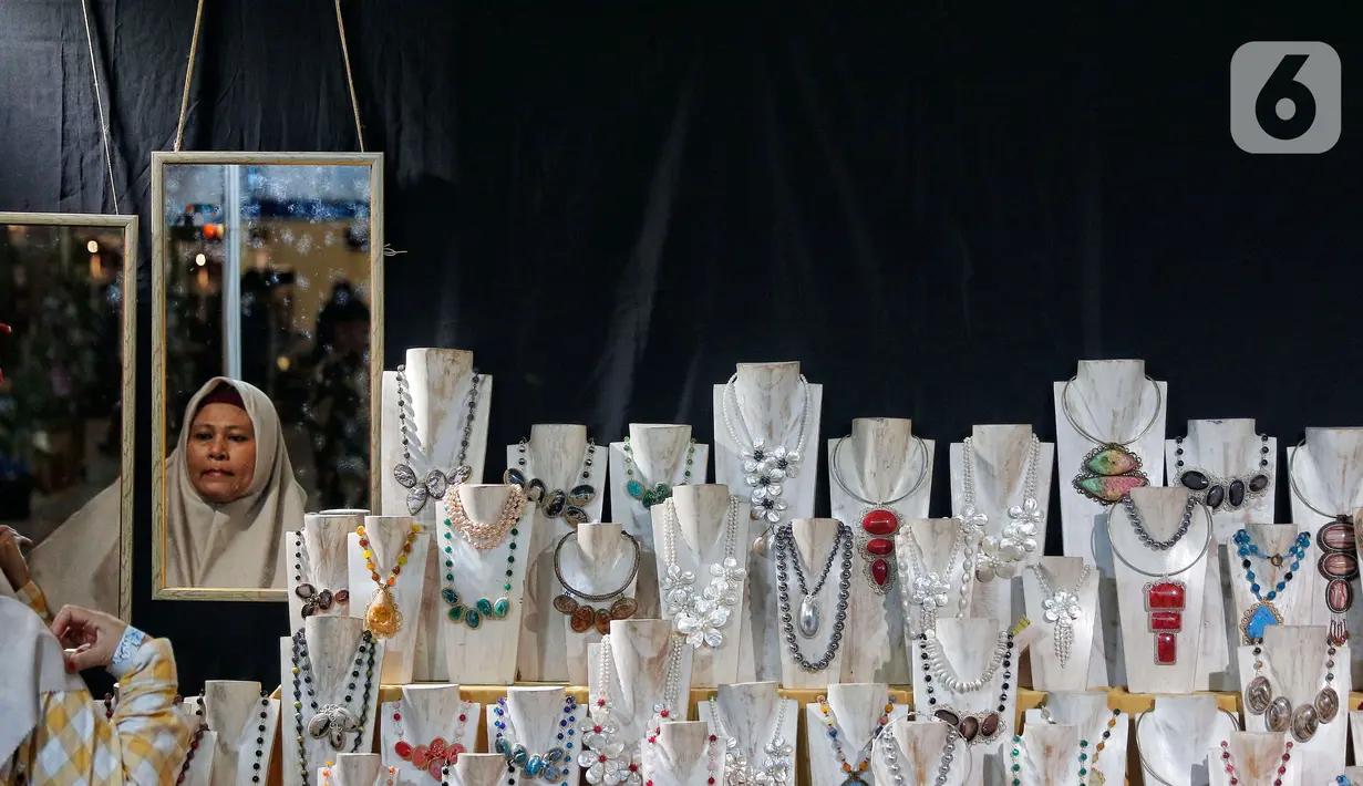 Pengunjung mencoba produk kerajinan pada pameran The Jakarta International Handicraft Trade Fair (INACRAFT) 2023 di Jakarta Convention Center, Jakarta, Rabu (1/3/2023). Acara  ini berlangsung pada 1-5 Maret 2023. (Liputan6.com/Angga Yuniar)