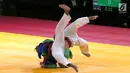 Atlet beladiri Kurash Indonesia, Putu Wiradamungga Adesta saat bertarung dengan Yuhsuan Lo dari China Taipei di 16 besar di kelas putra dibawah 90 kg di JCC Senayan, Jakarta, Kamis (30/8). Indonesia kalah 0-5 atas China Taipei. (Liputan6.com/Fery Pradolo)
