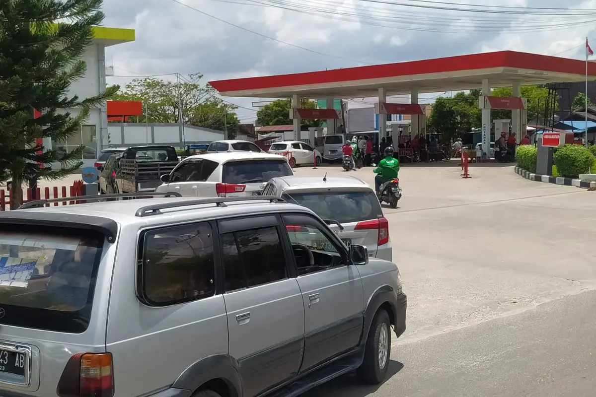 Kendaraan mengantre demi mendapatkan pertalite di salah satu SPBU di Palangkaraya. (Foto: Liputan6.com/Marifka Wahyu Hidayat)