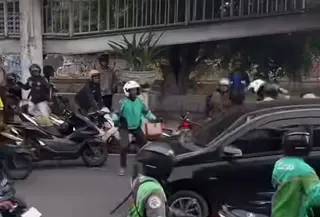 Viral aksi nekat mobil lawan arus di Jalan Gunung Sahari, Sawah Besar, Jakarta Pusat. (Dok. Tangkapan Layar IG @jakartaterkini)