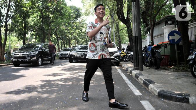 Putra Presiden Joko Widodo, Gibran Rakabuming Raka tiba untuk melakukan pertemuan tertutup di kediaman Ketum PDIP Megawati Soekarnoputri, Jalan Teuku Umar, Jakarta, Kamis (24/10/2019). Kedatangan Gibran Rakabuming dalam rangka bersilaturahmi dengan Megawati Soekarnoputri. (merdeka.com/Iqbal Nugroho)
