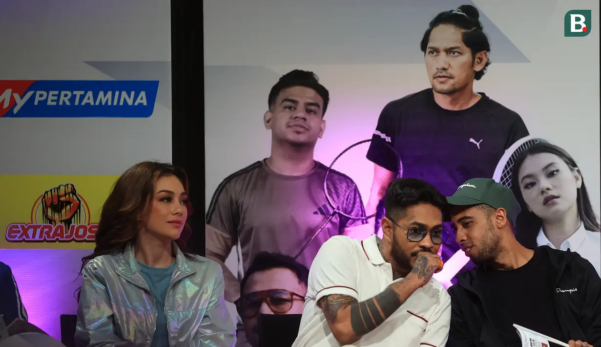 Celine Evangelista (kiri), Onadio Leonardo (tengah), dan Sahil Mulachela menghadiri konferensi pers Turnamen Olahraga Selebriti Indonesia (OSI) yang berlangsung di SCTV Tower, Jakarta, Selasa (4/7/2023). (Bola.com/Ikhwan Yanuar)