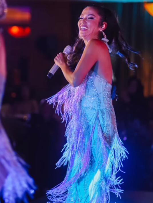 Aksi panggung Shanty Paredes satu ini juga tak luput dari perhatian netizen. Menggunakan gaun berwarna putih, penampilan Shanty ini banjir pujian. (Liputan6.com/IG/@shantyofficial)