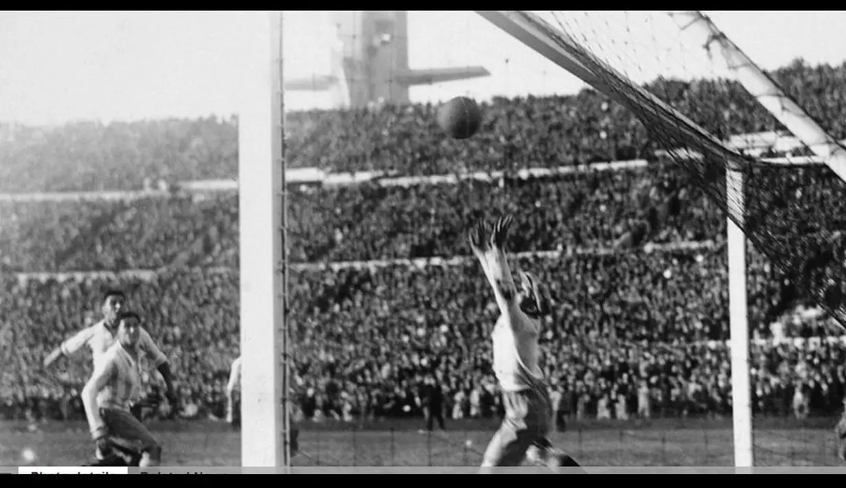 Final Piala Dunia FIFA 1930 antara Uruguay versus Argentina. Uruguay keluar sebagai pemenang dengan skor akhir 4-2 (Sumber:FIFA.com)