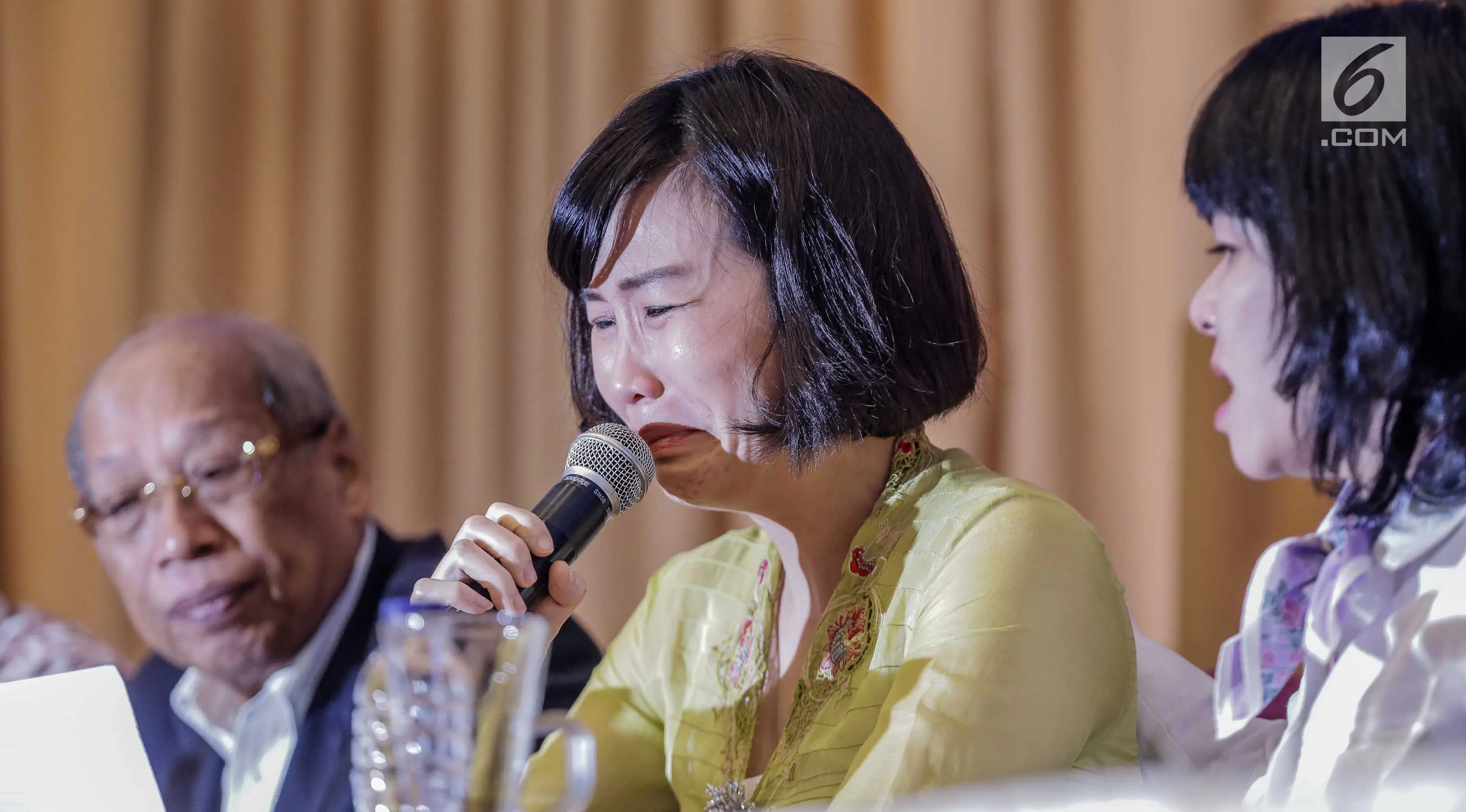 Veronica Tan, menangis membacakan surat yang ditulis tangan Basuki Tjahaja Purnama (Ahok), pada konferensi pers di Jakarta, Selasa (23/5). Surat itu menjelaskan alasan Ahok mencabut upaya banding atas vonis dua tahun penjara. (Liputan6.com/Faizal Fanani)
