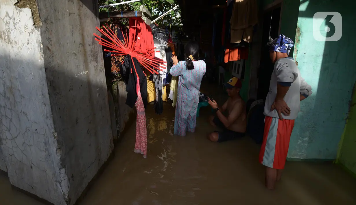 Aktivitas warga saat banjir di Desa Sukajaya, Serang, Banten, Rabu (2/3/2022). Banjir yang melanda kawasan Masjid Banten Lama setelah curah hujan tinggi mengguyur Kota Serang beberapa hari lalu mengakibatkan Kali Cibanten meluap dan menggenangi 22 titik. (merdeka.com/Imam Buhori)