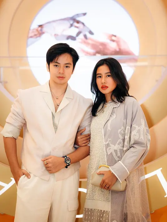 Lagi, penampilan serasi keduanya dengan outfit dari BVLGARI bernuansa earth tone. [Foto: Instagram/sheninacinnamon]