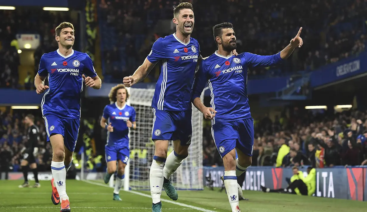 Para pemain Chelsea merayakan gol yang dicetak Diego Costa ke gawang Everton pada laga Premier League di Stamford Bridge Stadium, Inggris, Sabtu (11/2016). Chelsea menang 5-0 atas Everton. (AFP/Glyn Kirk)