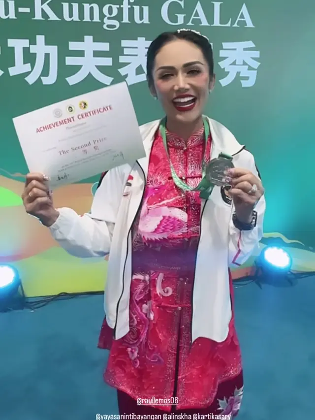 Krisdayanti saat bertanding di Ajang Kejuaraan Wushu Internasional pakai baju pink.  [@krisdayantilemos]