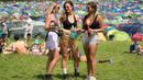 Tiga wanita berbincang saat hari ketiga Festival Glastonbury di Worthy Farm, Somerset, Inggris (28/6/2019). Festival Glastonbury merupakan festival musik paling populer di dunia yang berlangsung lima hari. (AP Photo/Joel C Ryan)