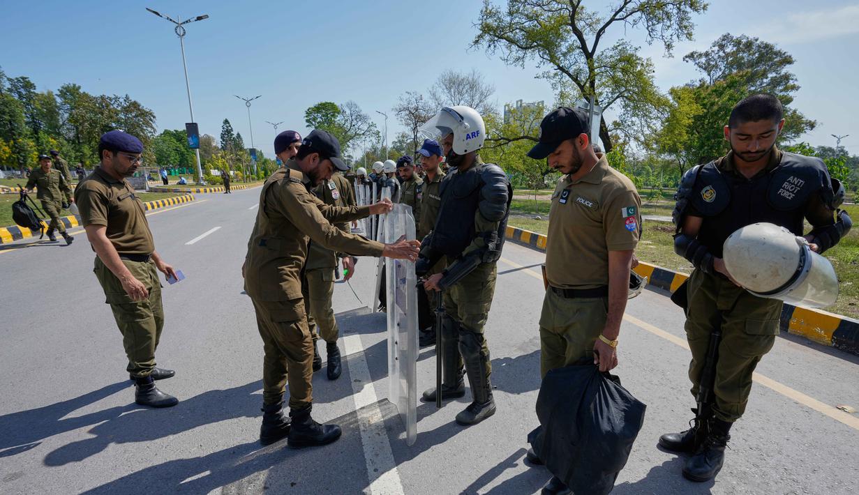 Perundingan ini merupakan upaya krusial untuk mencegah konflik yang lebih luas di kawasan Timur Tengah. Tampak dalam foto, para petugas polisi berkumpul untuk pengarahan sebelum penugasan mereka di Islamabad, Pakistan, untuk memastikan keamanan menjelang kemungkinan negosiasi antara Iran dan Amerika Serikat, Jumat 10 April 2026. (AP Photo/Anjum Naveed)