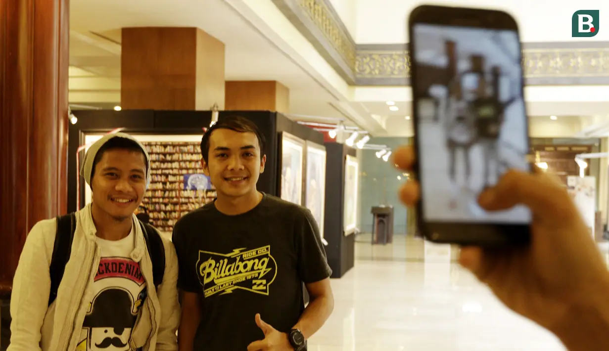 Pemain Indonesia, Evan Dimas, foto bersama fans sebelum meninggalkan penginapan usai pertandingan terakhir Piala AFF 2018 melawan Filipina di Hotel Sultan, Jakarta, Senin (25/11). Indonesia gagal lolos fase grup Piala AFF. (Bola.com/M Iqbal Ichsan)