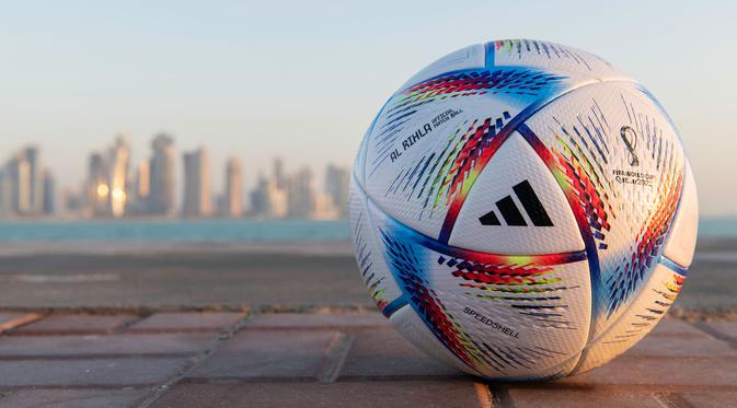 Al Rihla, bola resmi yang diklaim tercepat saat di udara ini akan dipakai selama Piala Dunia 2022 Qatar. (Dok. Adidas)