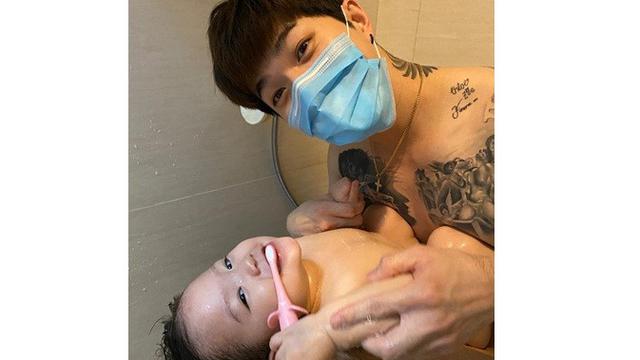 7 Potret Kebersamaan Lee Jeong Hoon dan Buah Hati yang Jarang Tersorot