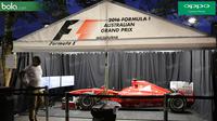 Replika mobil Ferrari dipajang di salah satu stan merchandise F1 di kawasan Southbank, Melbourne, Australia, Jumat (18/3/2016). Seri perdana F1 akan digelar di Sirkuit Albert Park, Australia, Minggu (20/3/2016). (Bola.com/Yus Mei Sawitri)