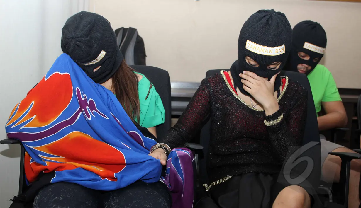 Diantara 8 tersangka yang diamankan terdapat dua orang wanita yang menjadi tersangka saat rilis kasus narkoba di kantor Badan Narkotika Nasional (BNN), Jakarta, Jumat (22/5/2015). (Liputan6.com/Helmi Afandi)
