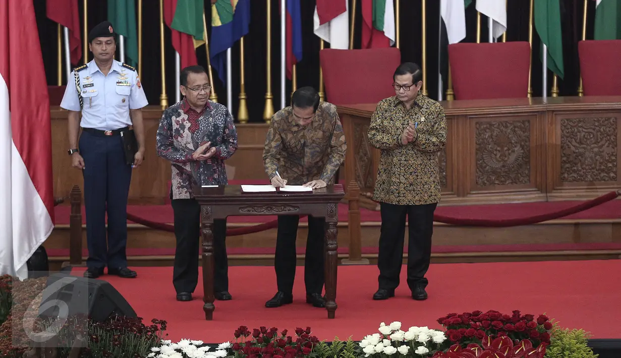  Presiden Joko Widodo menandatangani pernyataan bahwa 1 Juni ditetapkan hari lahirnya Pancasila serta libur Nasional saat menghadiri peringatan lahirnya Pancasila di Gedung Merdeka, Bandung, Jawa Barat, Rabu (1/6/2016). (Liputan6.com/Faizal Fanani)