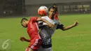 Gelandang DKI Jakarta, Noldi Saputra (kiri) berebut bola dengan pemain Bali saat laga penyisihan Grup A PON XIX di Stadion Pakansari, Bogor, Rabu (14/9/2016). DKI Jakarta dan Bali bermain imbang 1-1. (Liputan6.com/Helmi Fithriansyah)