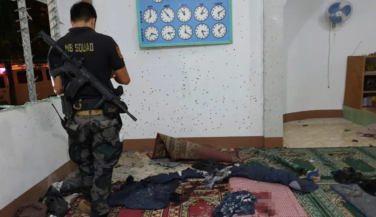 Petugas memeriksa sebuah masjid setelah serangan granat di Zamboanga, Filipina, Rabu (30/1). Insiden ini terjadi tiga hari setelah pengeboman di sebuah gereja di Jolo yang menewaskan 20 orang. (WESMINCOM Armed Forces of the Philippines via AP)