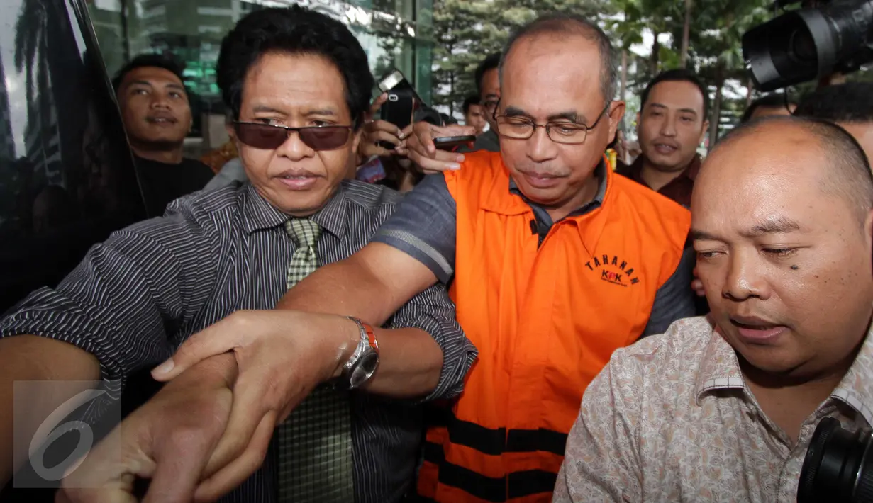  KPK kembali menahan Bupati Musi Banyuasin Pahri Azhari (tengah) dan istrinya, Jakarta, Jumat (18/12). Keduanya dijerat KPK dalam kasus dugaan suap DPRD Kab Musi Banyuasi terkait Persetujuan LKPJ 2014 dan Pengesahan APBD 2015.(Liputan6.com/Helmi Afandi)