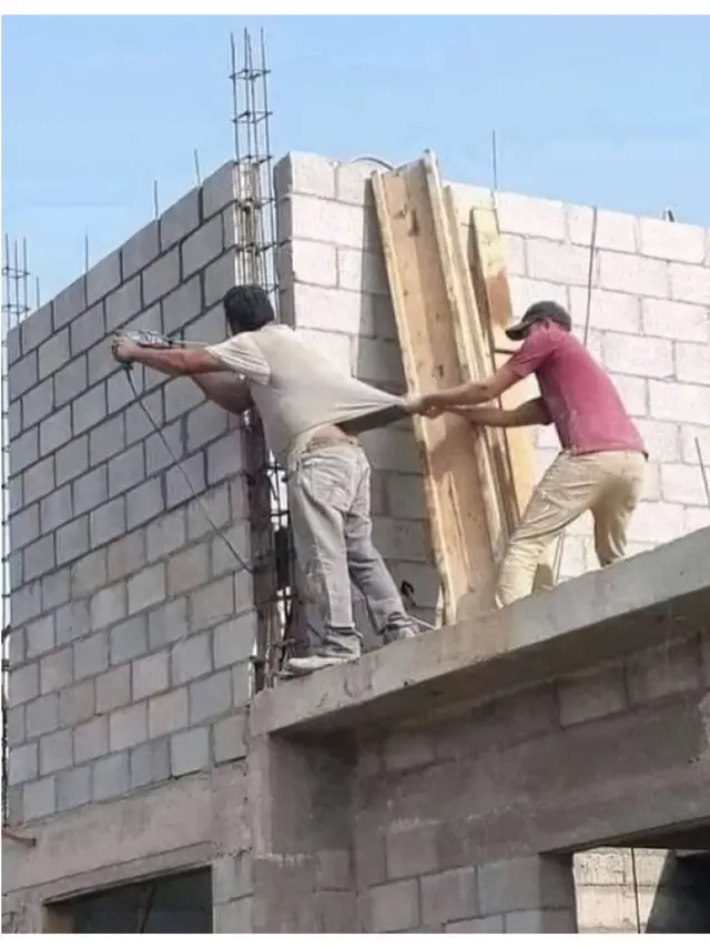 6 Potret Aksi Kocak Kuli Bangunan saat Bikin Pondasi Rumah, Nyeleneh Banget