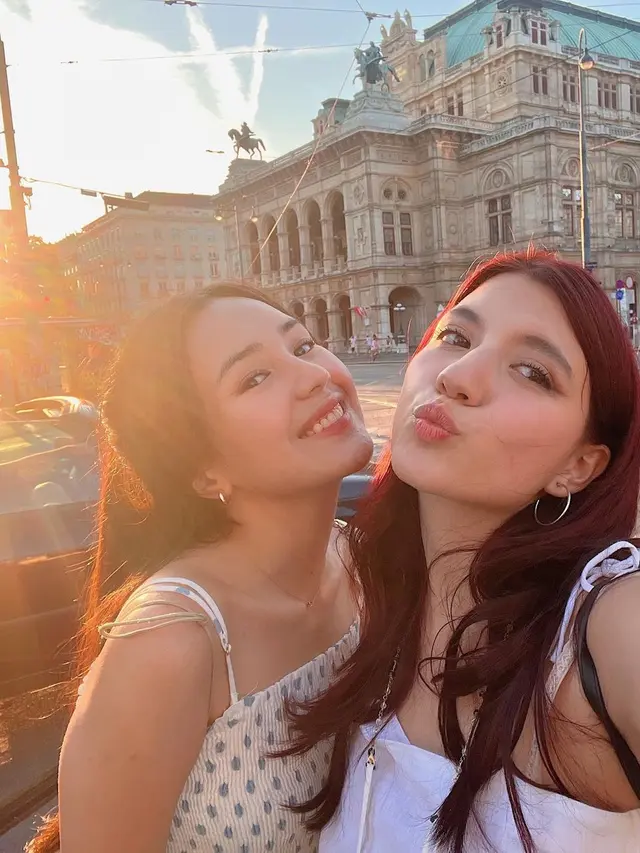 Beby Tsabina dan Cassandra Lee Liburan di Vienna