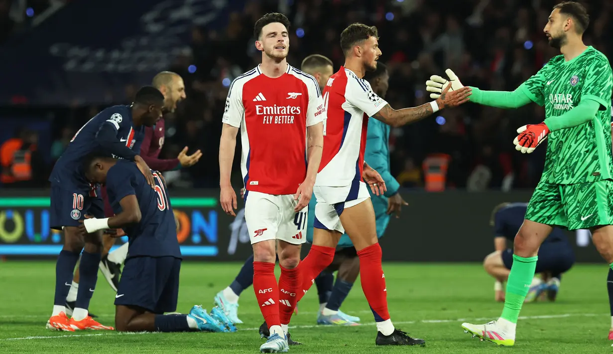 Raut kecewa pemain Arsenal, Declan Rice saat timnya kalah dari PSG dalam laga leg 2 semifinal Liga Champions 2024/2025 di Parc des Princes, Paris, Prancis, Rabu (07/05/2025) waktu setempat. (AFP/Thomas Samson)