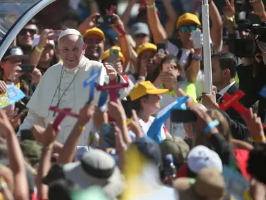 Ratusan warga menyambut Paus Fransiskus saat mengunjungi Gereja Maipu di Santiago, Chili (18/1). Paus Fransiskus mengunjungi Gereja tersebut untuk bertemu dengan pemuda-pemuda di wiliyah Chili. (AP Photo / Natacha Pisarenko)