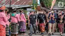 Menteri Pariwisata dan Ekonomi Kreatif Sandiaga Salahuddin Uno (kedua kanan) saat kunjungan kerja di Desa Wisata Bonjeruk, Kecamatan Jonggat, Lombok Tengah, NTT, Kamis (4/11/2021). Pada kunjunganya Sandiaga bertemu dengan penjual jamu yang meracik dengan alat tradisional. (Liputan6.com/HO/Parekraf)