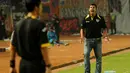 Pelatih Gresik United, Angel Alfredo Vera, terlihat melakukan protes terhadap kepemimpinan hakim garis saat timnya berlaga melawan Persija di stadion GBK Jakarta, (29/4/2014). (Liputan6.com/Helmi Fithriansyah)