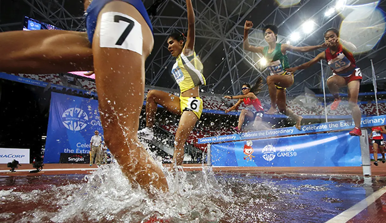 Aksi para kontestan peserta nomor 3000m halang rintang pada SEA Games 2015 di Singapura. (REUTERS/Edgar Su) 