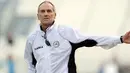 Pelatih Udinese Francesco Guidolin mengamati pasukannya bertanding menghadapi Bordeaux dalam partai persahabatan di Bayonne, Prancis, 20 Juli 2011. AFP PHOTO/NICOLAS TUCAT