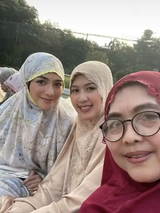 Citra Kirana tampil dengan mukena pink bermotif bunga. @febyriz