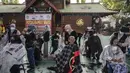 Penata rambut memberikan potongan rambut gratis sebagai bagian dari amal Muslim untuk yang membutuhkan saat umat Islam di seluruh dunia merayakan bulan suci Ramadhan di Muhammad Cheng Hoo di Surabaya (18/4/2022). (AFP/Juni Kriswanto)