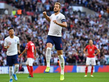 Striker Inggris, Harry Kane, merayakan gol yang dicetaknya ke gawang Bulgaria pada laga Kualifikasi Piala Eropa 2020 di Stadion Wembley, London, Sabtu (7/9). Inggris menang 4-0 atas Bulgaria. (AFP/Ben Stansall)