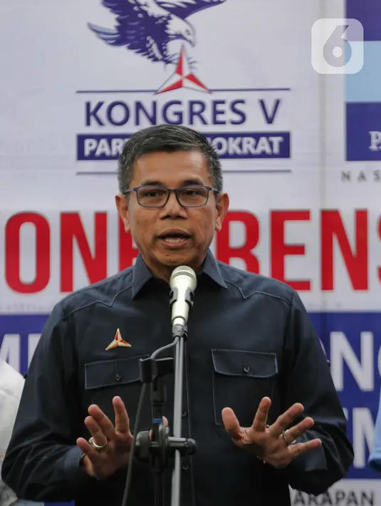 Sekjen DPP Partai Demokrat, Hinca Panjaitan memberikan keterangan penyelenggaraan Kongres ke-V di DPP Partai Demokrat, Jakarta, Jumat (13/3/2020). Demokrat tetap menyelenggarakan Kongres ke-V di JCC, Jakarta, pada 15 Maret 2020 meski wabah virus corona melanda Indonesia. (Liputan6.com/Faizal Fanani)