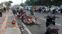 Tabrakan beruntun melibatkan enam kendaraan di jalur Puncak, Cisarua, Bogor. (Liputan6.com/Achmad Sudarno)