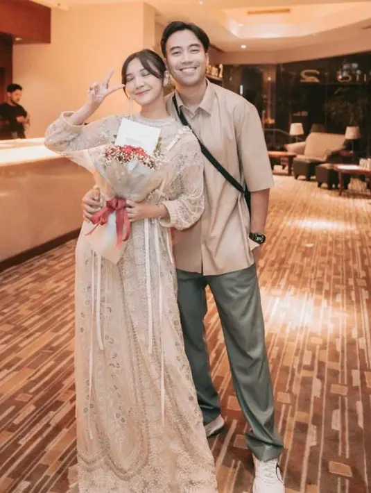 Hadiri gala premiere Film Noktah Merah, Sheila dan Vidi kompak kenakan busana nuansa krem. Sheila tampil cantik mengenakan lace dress, sementara Vidi  mengenakan kemeja dan celana panjang. @vidialdiano @sheiladaisha.