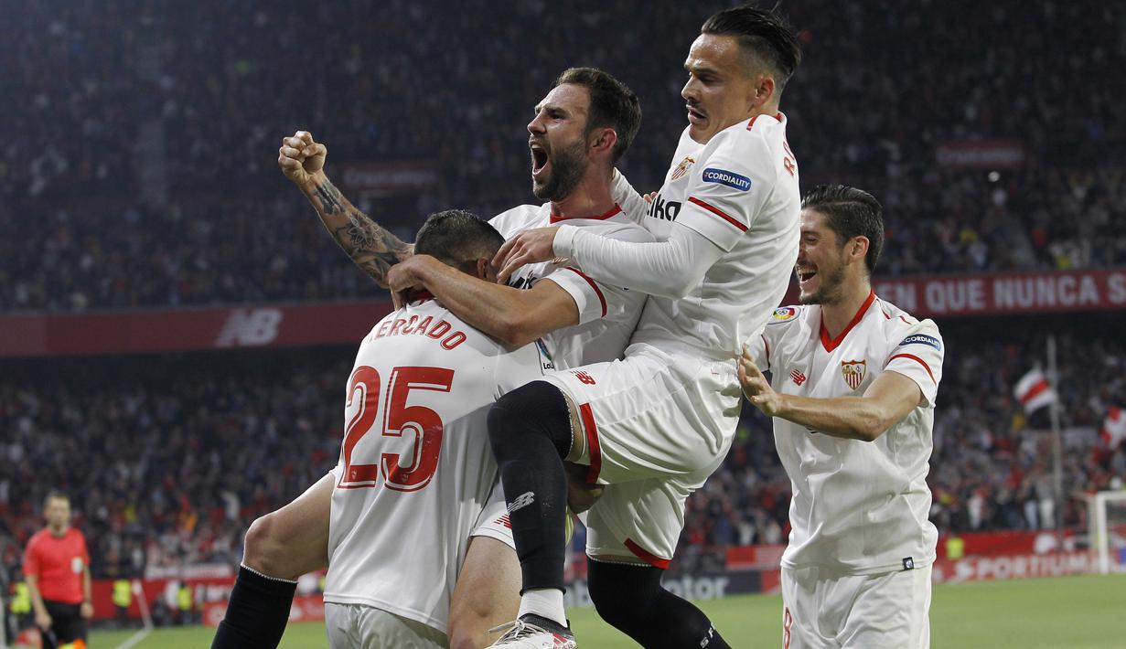 Pemain Sevilla, Mercado, merayakan gol bersama rekan-rekannya saat melawan Real Madrid pada laga La Liga Santander di Sanchez Pizjuan stadium, Seville, (9/5/2018). Madrid kalah 2-3 dari Sevilla.  (AP/Miguel Morenatti)