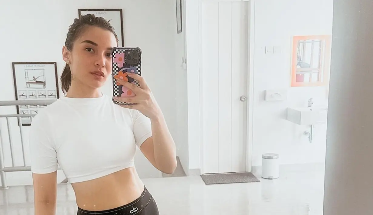 Rajin olahraga dan menjaga makanan menjadi tips sederhana Chelsea Olivia sehingga penampilannya tetap ideal. Melalui laman Instagramnya, ibunda Nastusha dan Dante ini sering bagikan momen saat ia jalani olahraga. Semangat olahraga demi bentuk tubuh ideal, Chelsea Olivia berikan inspirasi untuk para pengikutnya. Badannya bak masih gadis, Chelsea disebut makin tua makin cantik. (Liputan6.com/IG/@chelseaoliviaa)