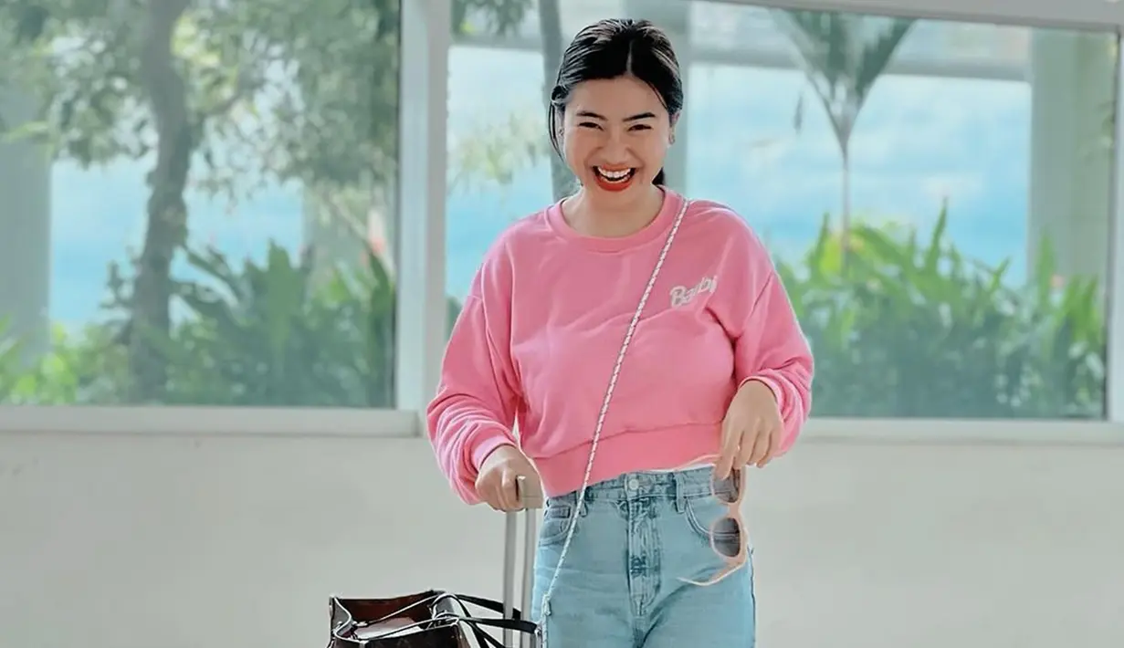 Feli sering unggah fotonya ketika berolahraga, mulai dari pilates, tenis hingga bulu tangkis. Olahraga dan jaga makanan adalah dua hal yang penting untuk diterapkan agar bisa mendapatkan badan ideal. Tampil simpel tapi stylish dengan memakai sweater crop top pink dan celana jeans, ini potret Felicya Angelista usai bertemu dengan penggemar di Banjarmasin. (Liputan6.com/IG/@felicyangelista_)