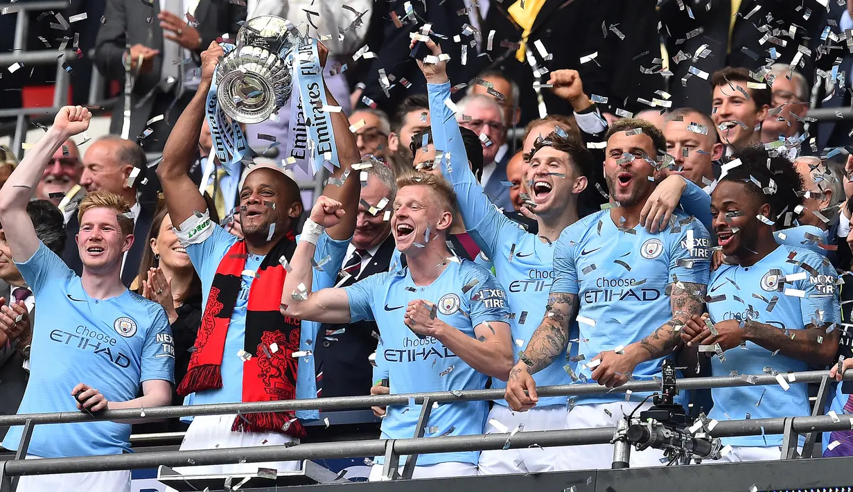 Para pemain Manchester City merayakan gelar juara Piala FA setelah mengalahkan Watford pada laga final di Stadion Wembley, London, Sabtu (18/5). City menang 6-0 atas Watford. (AFP/Glyn Kirk)
