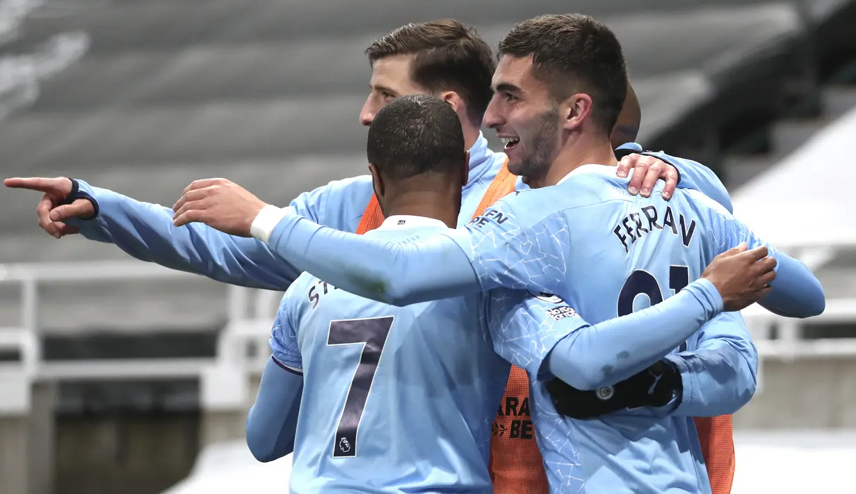 Para pemain Manchester City merayakan gol keempat ke gawang Newcastle United yang dicetak gelandang Ferran Torres (kanan) dalam laga lanjutan Liga Inggris 2020/2021 pekan ke-36 di St James' Park, Newcastle, Jumat (14/5/2021). Manchester City menang 4-3 atas Newcastle. (AFP/Scott Heppell/Pool)