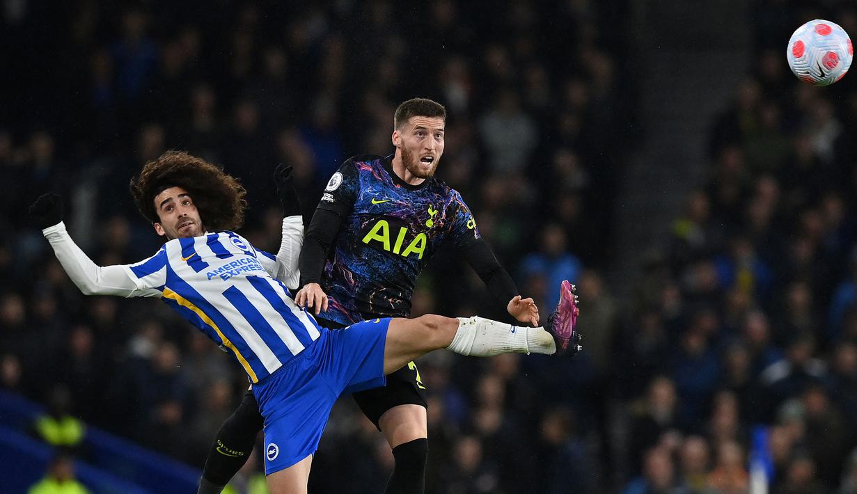 The Lilywhites mendominasi laga di menit-menit awal babak pertama dengan menciptakan beberapa peluang berbahaya. Sementara itu, Brighton terlihat belum sepenuhnya siap di permulaan laga. Bahkan, sang kiper Robert Sanchez hampir melakukan blunder fatal di muka gawangnya. (AFP/Glyn Kirk)