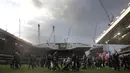 Suporter tumpah ruah di lapangan usai laga Tottenham melawan Manchester United di stadion White Hart Lane, (14/05/2017). Laga tersebut merupakan laga terakhir di White Hart Lane setelah 118 tahun menempati stadion tersebut. (AP/Frank Augstein)