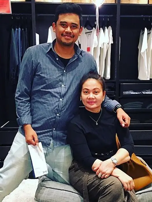 Selain dekat dengan kedua kakaknya, Bobby pun juga akrab dengan sang ibu, Ade Hanifah Siregar. Terlebih ketika sang ayah, Erwin Nasution telah meninggal dunia pada Januari tahun 2017 lalu. (Instagram/bobbynst)