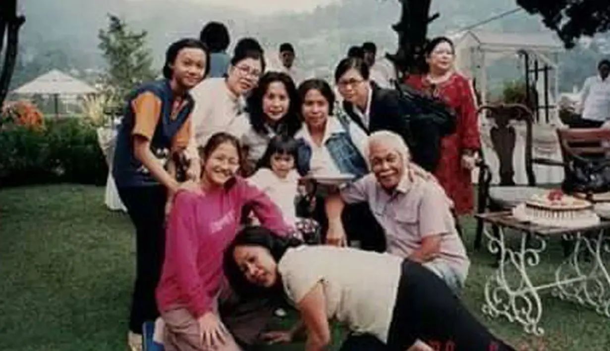 Bob Sadino berpose bersama keluarga. Bob Sadino terlihat akrab dengan anak dan cucunya. (www.facebook.com/ance.dewianti)